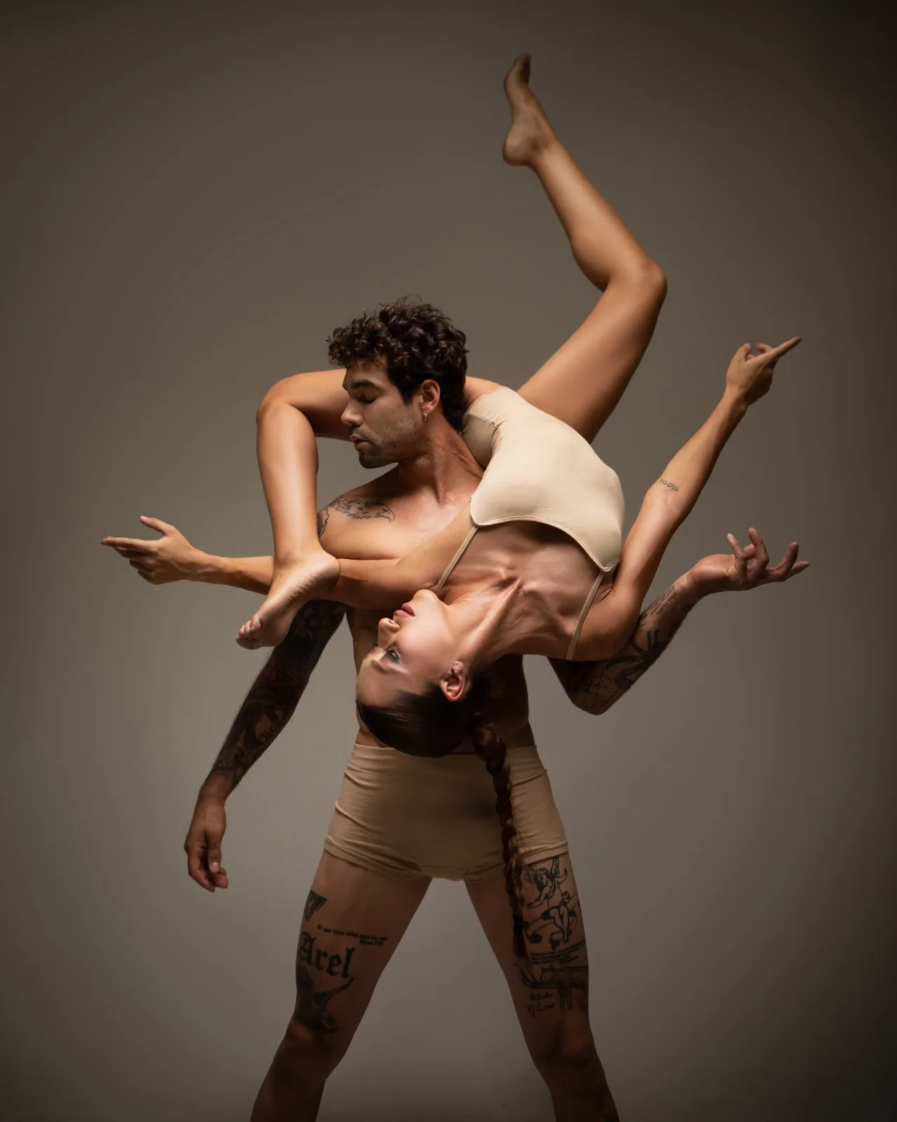 Andrea y Jonathan — studio duo pose
