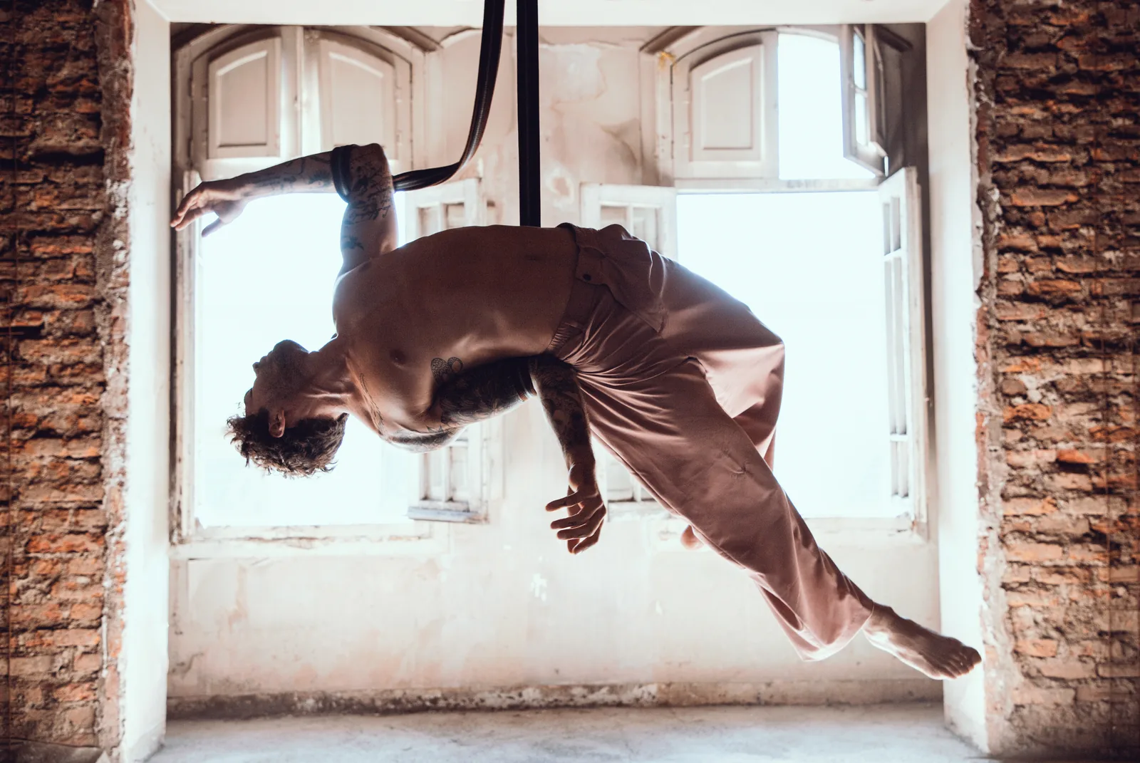 Jonathan Möller — Aerial Straps
