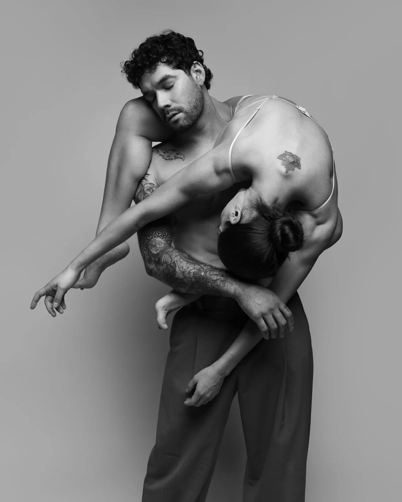 Andrea y Jonathan — studio duo pose